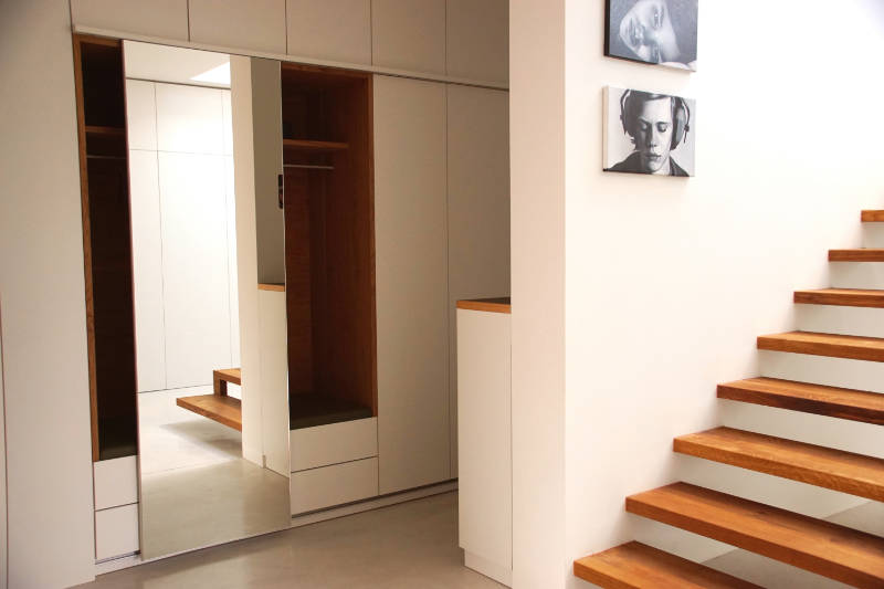 Referenzbild: Schwebende Treppe aus Eichenholz und Interieurausbau komplett