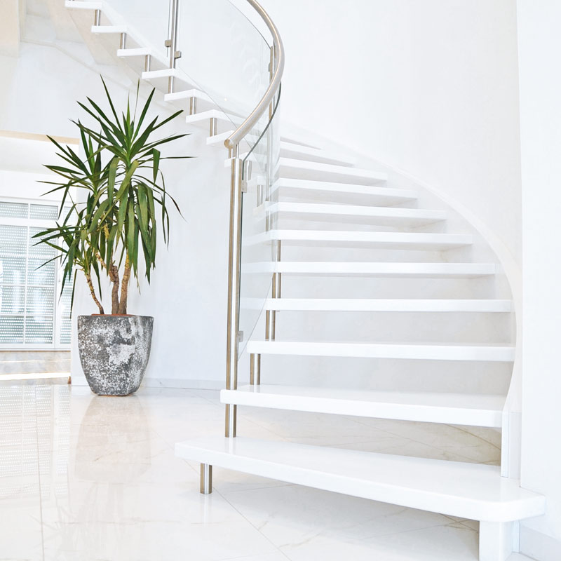 Referenzbild: Designtreppe ganz in Weiss mit Nirosta/Glas Geländer