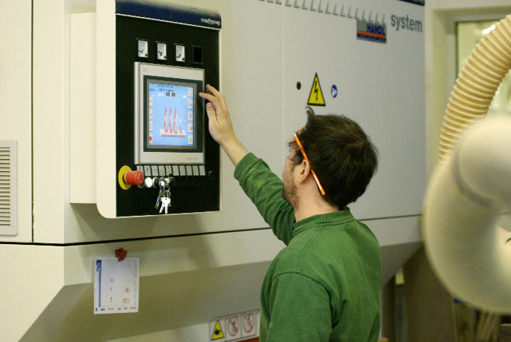Bild 5 Lehrling Tischler (m/w) oder  Tischlereitechniker (m/w) mit Schwerpunkt Produktion